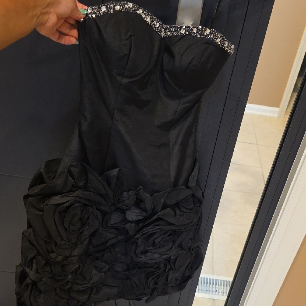 Elegant Strapless Black Dress with Rosette Accents